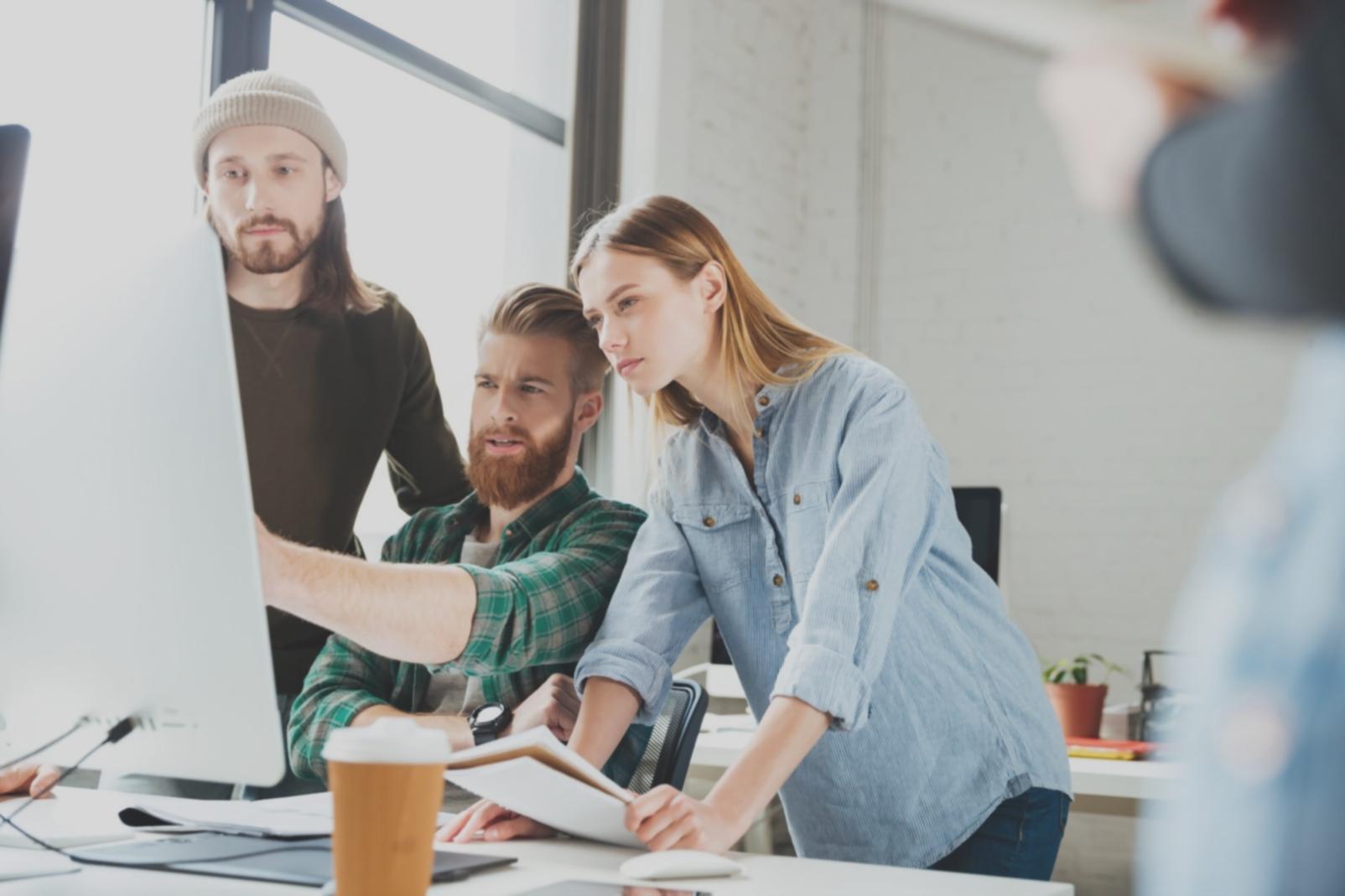 Equipo trabajando en análisis financiero